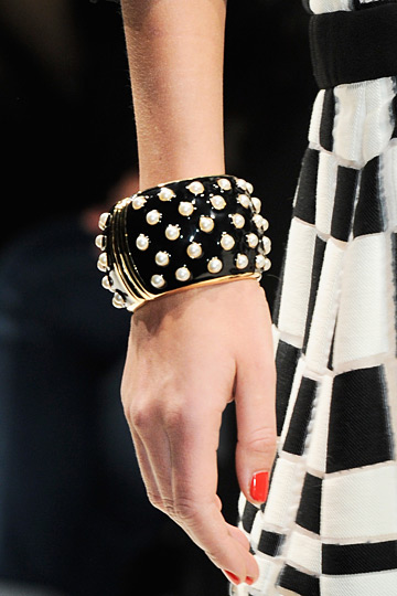 Anchas pulseras by Moschino